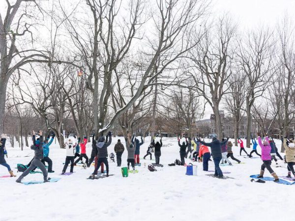 Cours de Yoga neige (snowga) gratuits tout l'hiver au Parcours Gouin dans Ahuntsic-Cartierville.